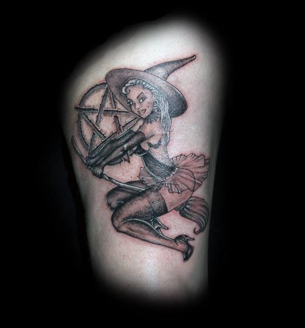 Pin up sorciere cuisse