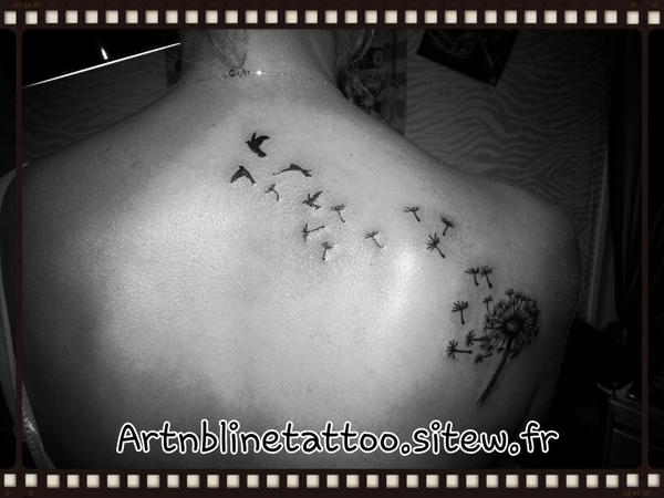 Photo de pissentit, fleurs, tatouage réalisé par Art'n'b...line tattoo