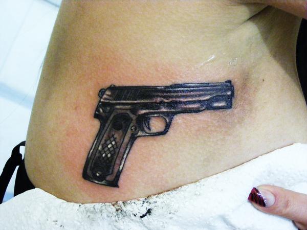 Photo de Pistolet, tatouage, inclassable réalisé par Eastern Tattoo