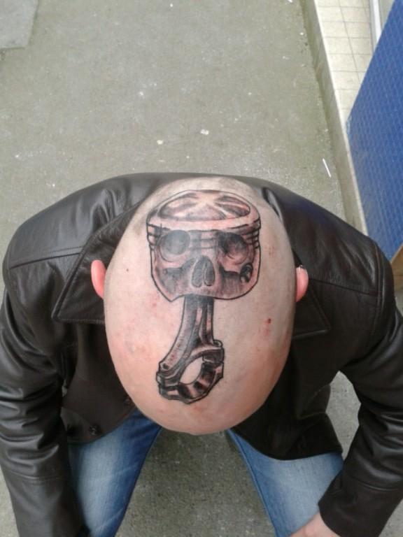 Photo de Piston sur le crâne, tatouage, piston réalisé par Old Ink Tattoo Shop