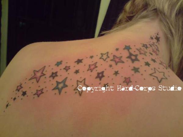 Photo de Pluie d'étoiles, étoiles, tatouage réalisé par Hard-Corps Studio