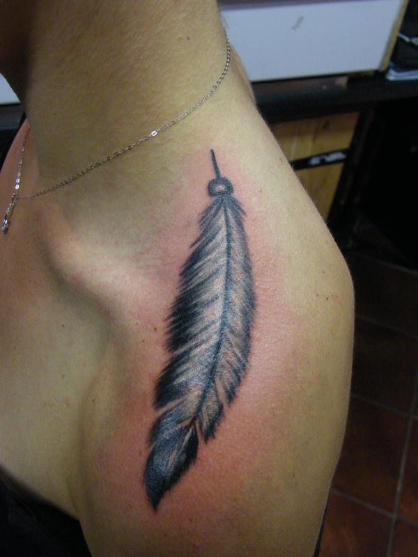 Photo de plume, fleurs, plume réalisé par Crypte Tattoo PIercing