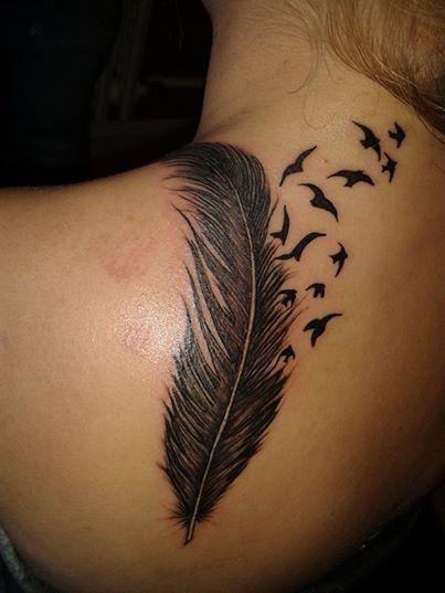 Photo de plume, plume, tatouage réalisé par JP Tattoo style