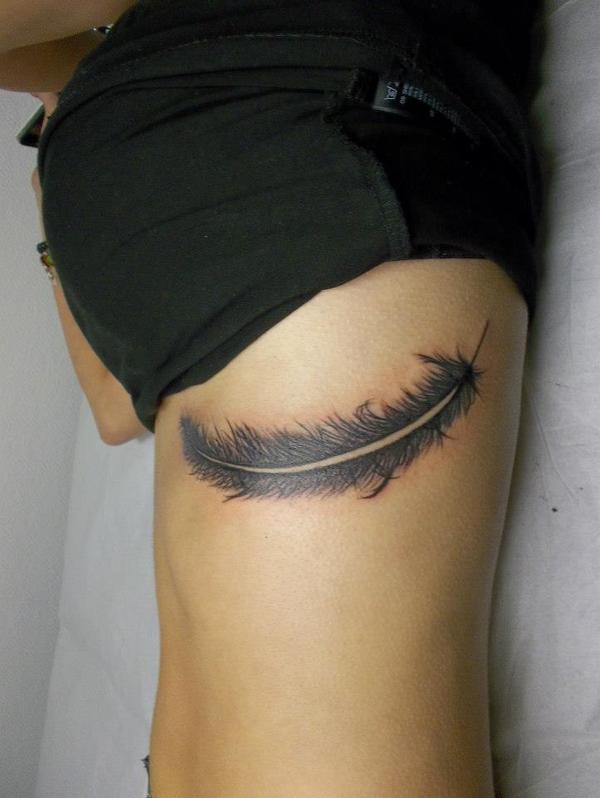 Photo de plume noire, fleurs, plume réalisé par Mysteres Tattoo