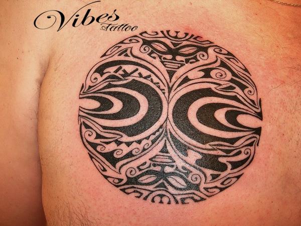 Photo de polynesien pec, polynésien, tatouage réalisé par Vibes Tattoo