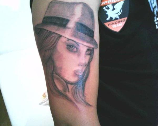 Photo de portrait femme, portrait, tatouage réalisé par JP Tattoo style