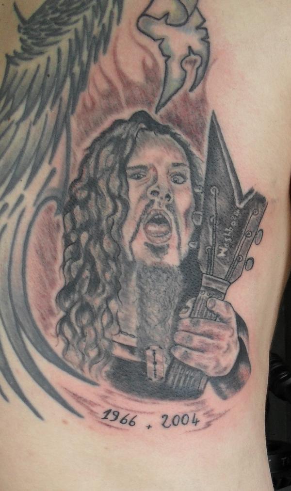 Photo de portrait guitariste, portrait, tatouage réalisé par Black-Art Tattoo
