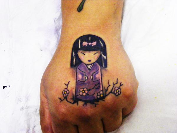 Photo de Poupée kokechi, tatouage, tatouage kokechi réalisé par Eastern Tattoo