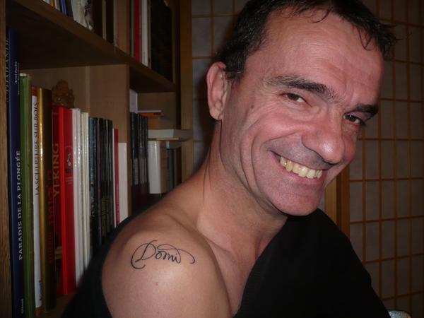 Photo de prénom, tatouage, petit lettrage calligraphié en noir