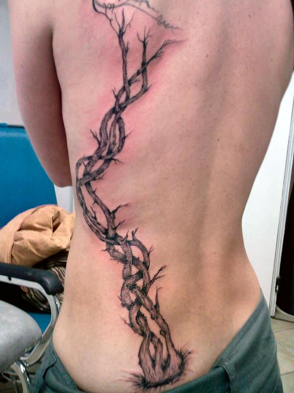 Photo de Racines, tribal, fleurs réalisé par Black Roses Tattoo