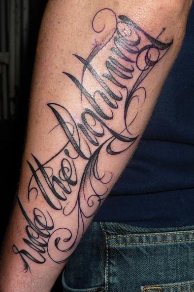 Photo de Ride the lightning, calligraphie, tatouage réalisé par Blackowl Tattoo