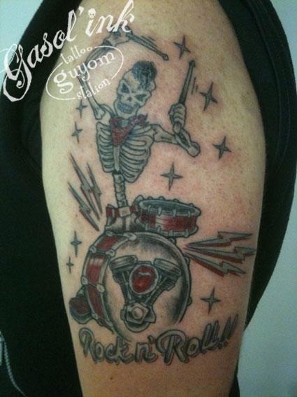 Photo de rn'r 003, tatouage, rok n' roll réalisé par gasol'ink / guyom tattoo station