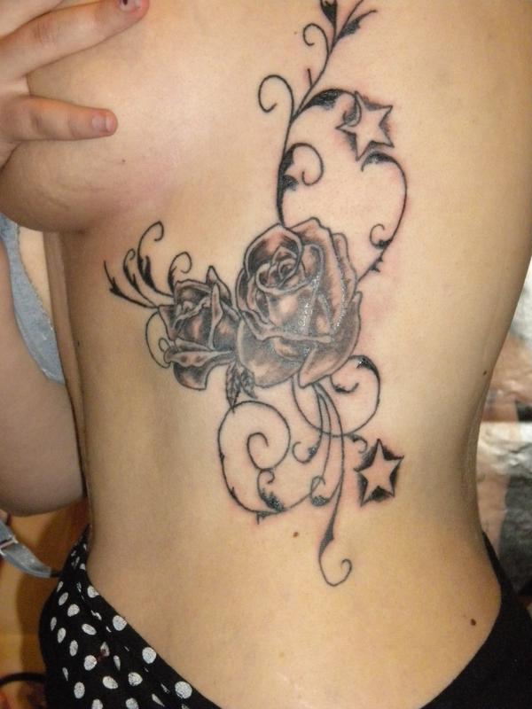 Photo de rose en noir et blanc, fleurs, tatouage réalisé par Jeanjean Tatouage