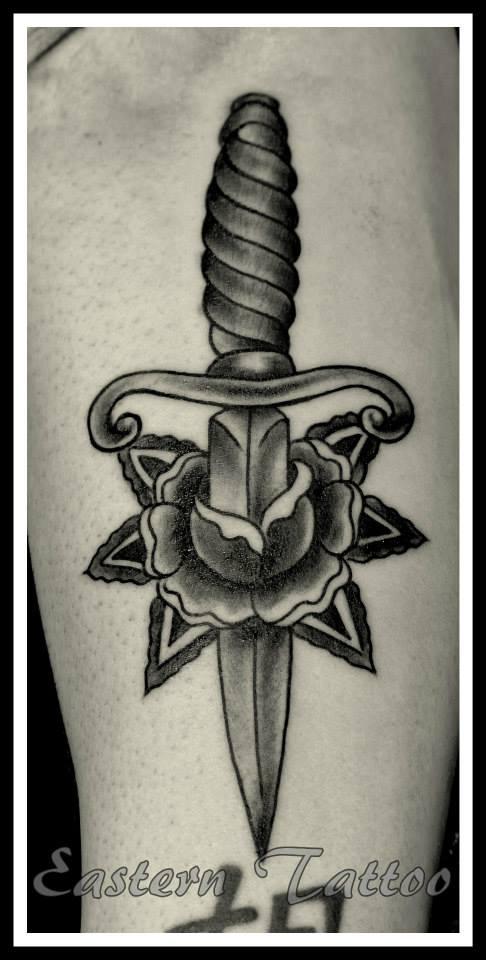 Photo de Rose et poignard, old school, tatouage réalisé par Eastern Tattoo