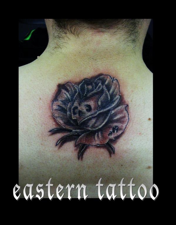 Photo de Rose et skull, fleur, rose réalisé par Eastern Tattoo