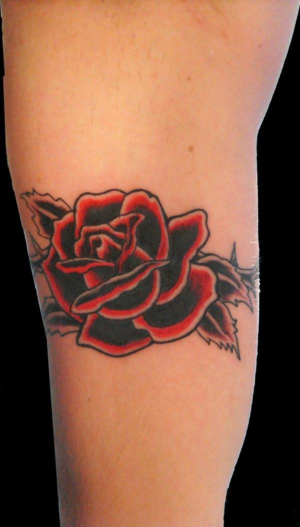 Photo de Rose rouge et noire, rose, tatouage réalisé par Heretic'Art Tattoo