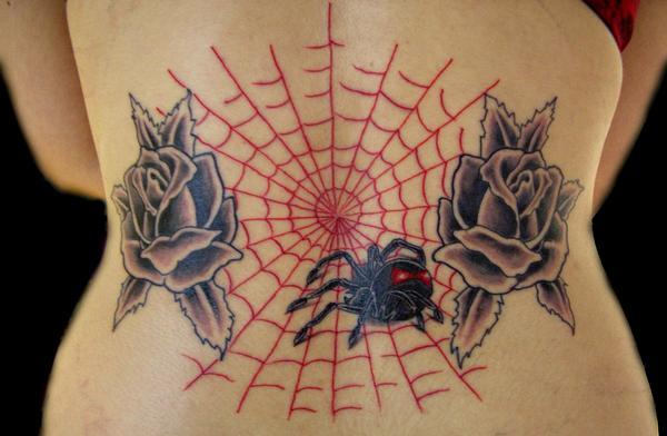 Photo de Roses et araignée, araignee, tatouage réalisé par Heretic'Art Tattoo