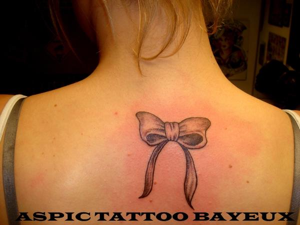 Photo de ruban, ruban, tatouage réalisé par Aspic  Tattoo