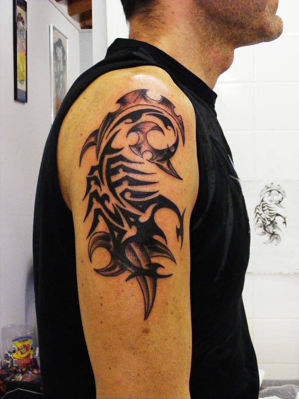 Photo de scorpion tribal, tribal, tatouage réalisé par Eastern Tattoo