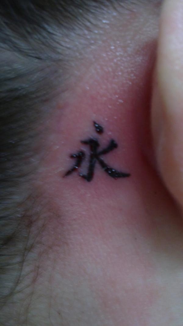 signe chinois derrière l'oreille