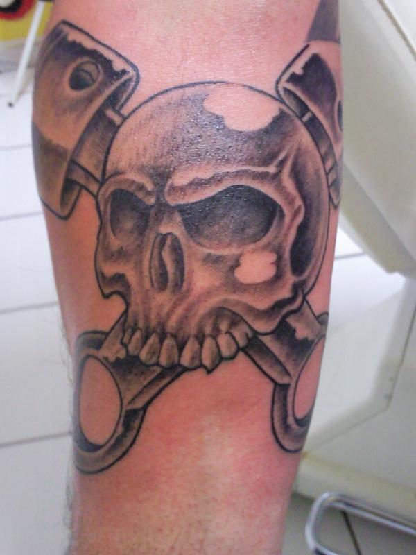 Photo de skull & pistons, tête de mort, tatouage réalisé par Art Corps Tattoo