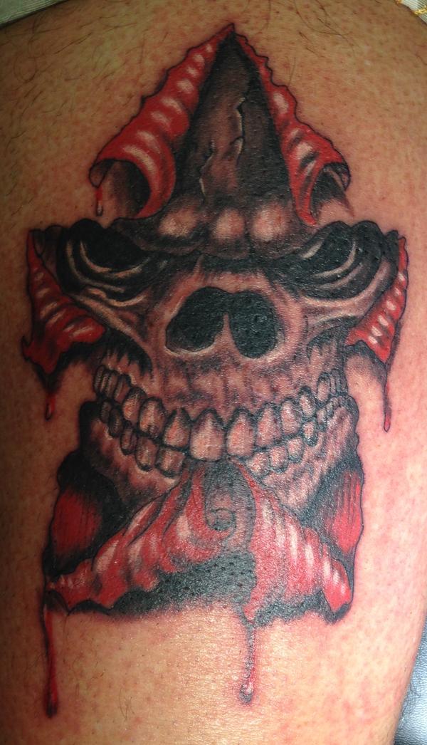 Photo de Skull star, peau arrachée, fantastique réalisé par tatouage saint tropez