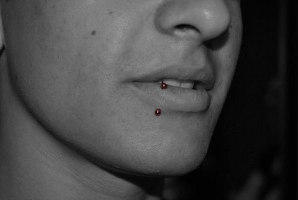 Photo de surface bouche, piercing, surface réalisé par Bad girl studio piercing