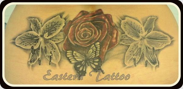 Photo de Tatouage florale, rose, papillon réalisé par Eastern Tattoo
