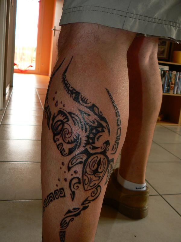 tatouage maori mollet