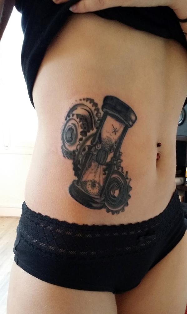 Tatouage tattoo sablier rouages