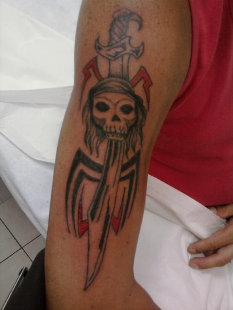 Photo de téte de mort, tête de mort, tatouage réalisé par Stardust