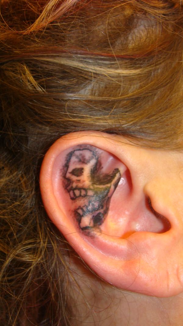 tête de mort dans l'oreille