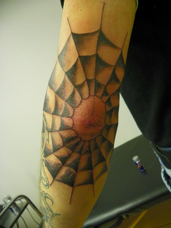 Photo de toile d'araignée sur le coude, toile, tatouage réalisé par fred-ink tattoo