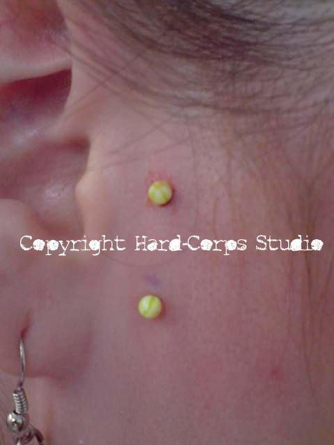 Photo de Tragus surface, piercing, tragus réalisé par Hard-Corps Studio