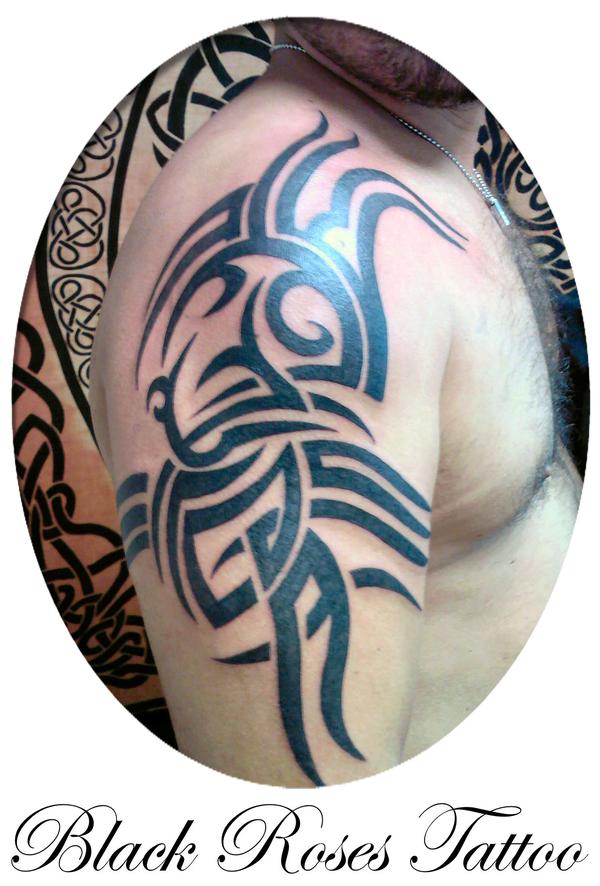 Tribal à l'épaule