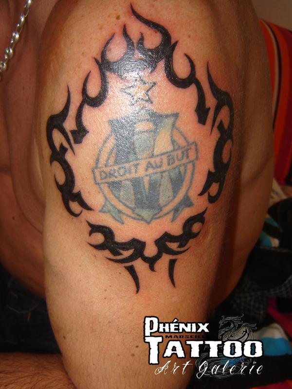 Tribal autour du logo de l'OM