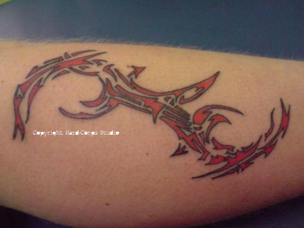 Photo de Tribal brisé rouge et noir, tribal, tatouage réalisé par Hard-Corps Studio