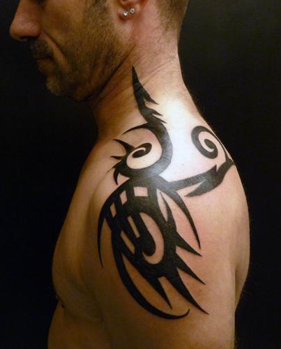 Photo de Tribal épaule, cou, tribal, tatouage réalisé par Kalil Tattoo & Piercing