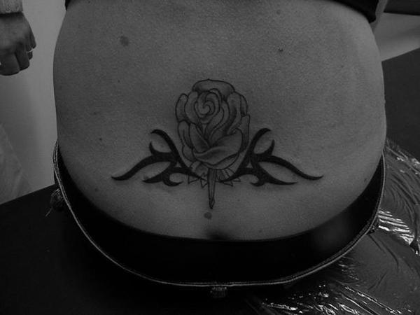 tribal et fleur en gris