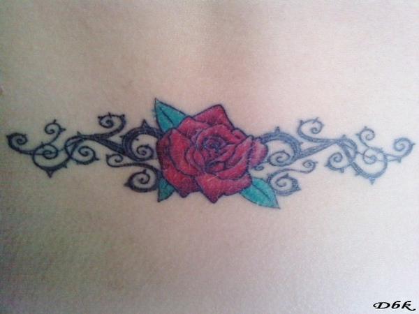 Photo de Tribal et rose en bas du dos, tribal, rose