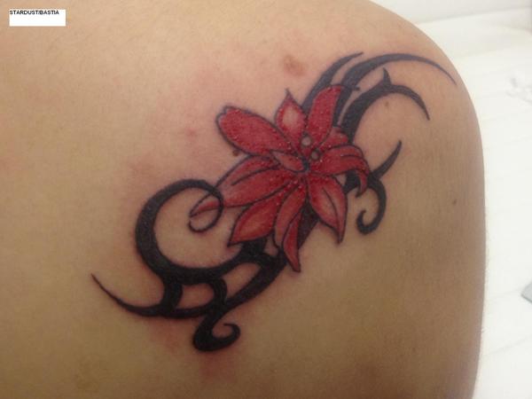 Photo de tribal lys, fleurs, tatouage réalisé par Stardust