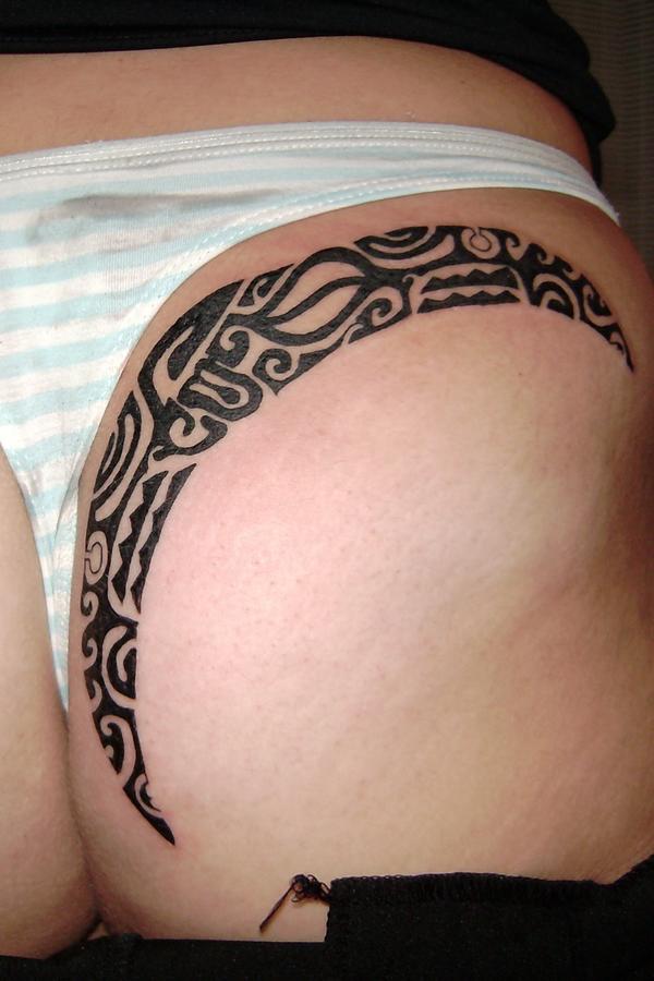 Tribal maori sur la fesse