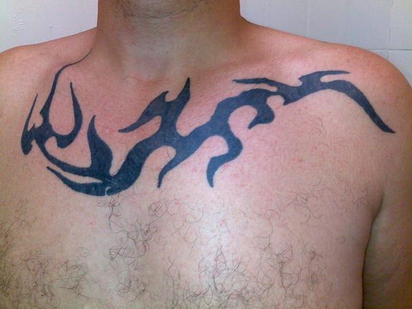 Photo de tribal poitrine, tribal, tatouage réalisé par TonTattoo