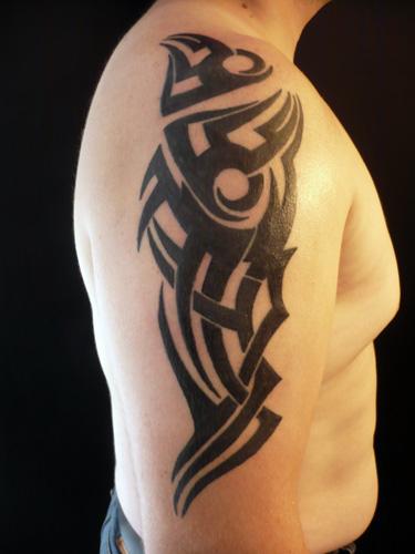 Tribal sur l'épaule