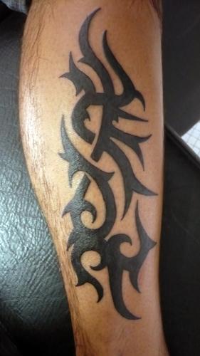 Tribal sur le mollet