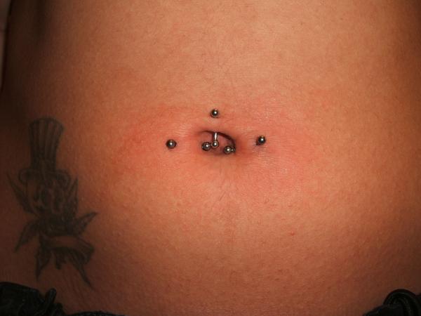 Triple piercings du nombril