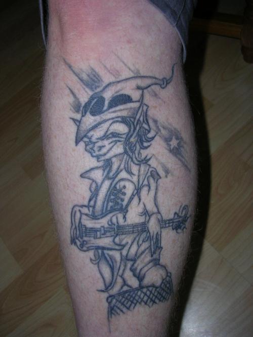 Photo de Troll et guitare, noir blanc, réaliste