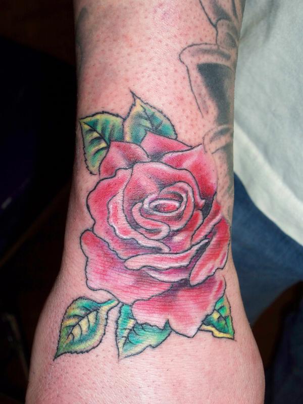 Photo de une rose sur l'avant bras, fleur, rose réalisé par Old School Tattoo