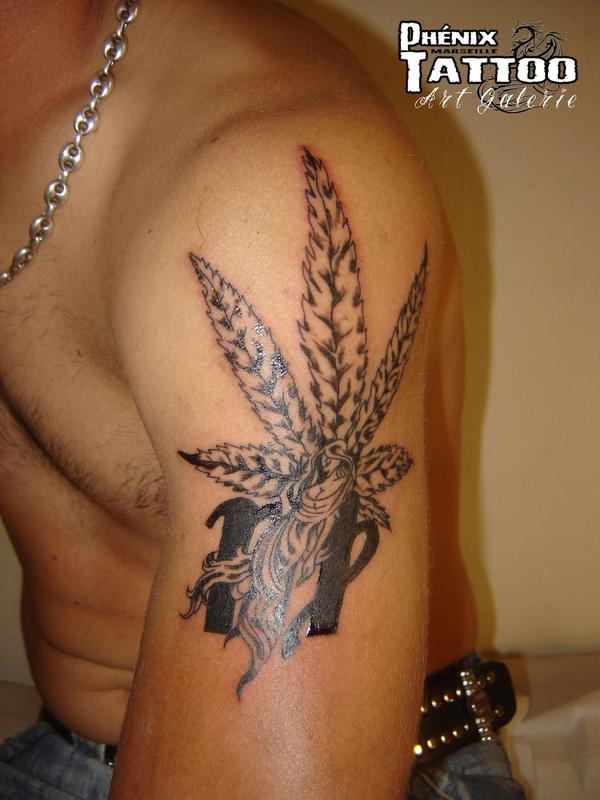 Photo de Vierge et feuille de cannabis, horoscope, tatouage réalisé par La Galerie du Phénix, Art & Tattoo