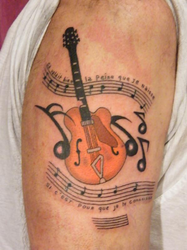 Photo de violoncelle, tatouage, inclassable réalisé par Crypte Tattoo PIercing